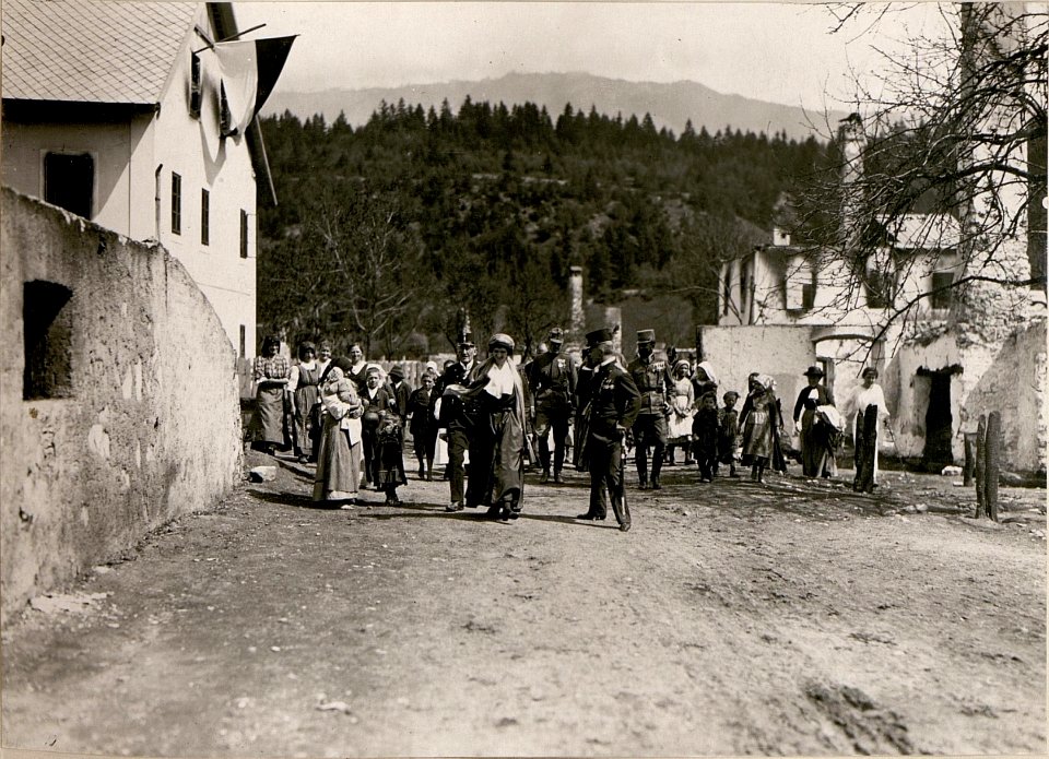 Ihre Majestät Kaiser in Zita besichtigt die Abgebrannte Ortschaft Pöckau.(4-VI.1917.) (BildID 15798768)