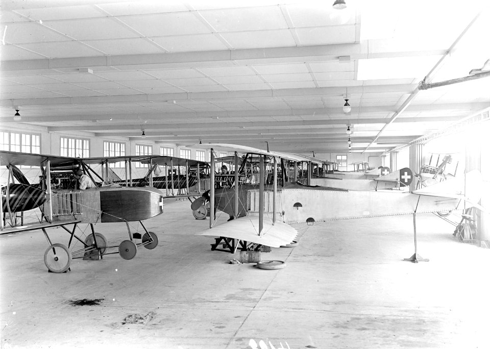Im Innern einer Flugzeughalle - CH-BAR - 3240079