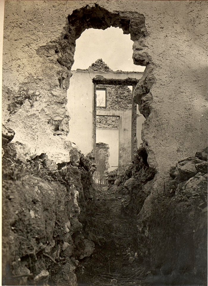 Im Laufgraben vom Gruppenkommando zu Ravelnikstellung. Der Laufgraben führt durch ein Haus. (BildID 15470384)