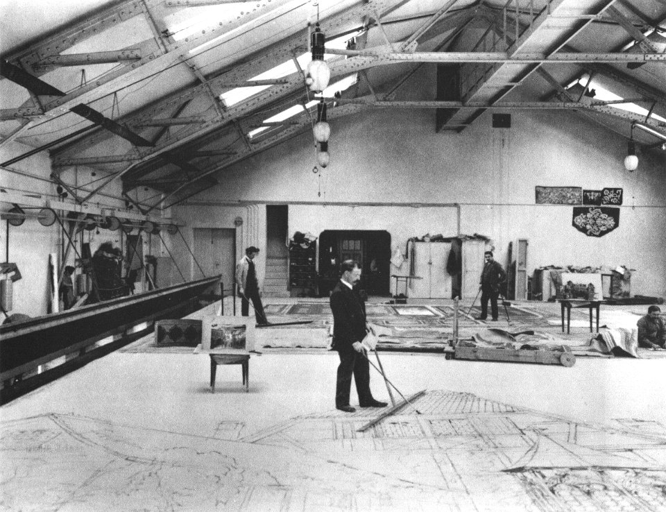 Im neuen Kulissenmalsaal, um 1911