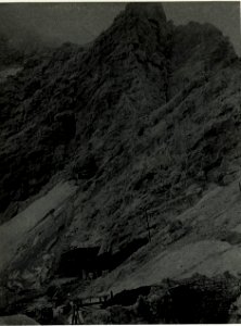 Im Vordergrund 2 Handbetrieb - Seilbahnen und K.A. Kommando Leiteraufstieg zur Fanesspitze. Oben am Felsen Schiffkranartiger Aufzug zur Fanesspitze. (BildID 15586303)