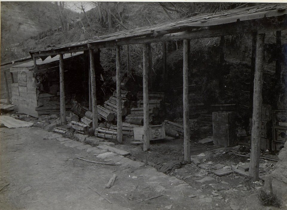 Im Unterstand untergebrachtes französisches Pulver und Art.Munition. Podgorahöhe Anfang April 1918. (BildID 15664544)