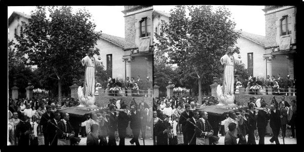 Imatge del Sant Crist en una processó presidida pel bisbe de Vic Josep Morgades i Gili
