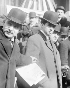 Il Telegrafo and men in the 1910s, from- N.Y. - Frisco walkers LCCN2014695419 (cropped)
