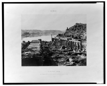 Ile de Fîleh (Philae) - vue générale prise du point I, sur la plateforme du premier pylône - Félix Teynard. LCCN2001695343