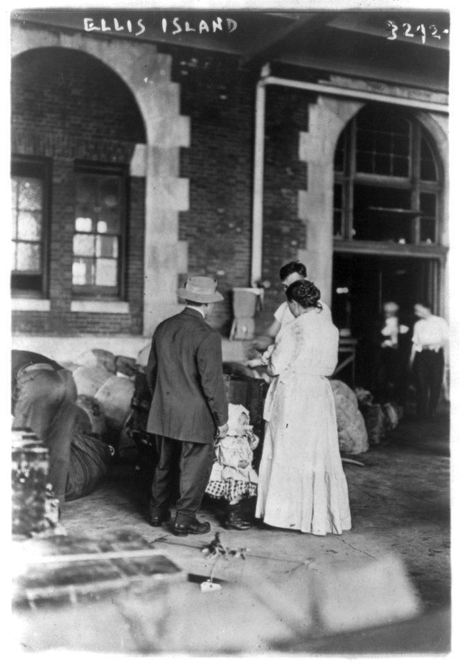 Immigrant family at Ellis Island. New York City. March 1917 LCCN2001704441