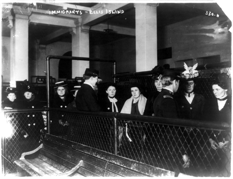 Immigrants - Ellis Island LCCN2001704437
