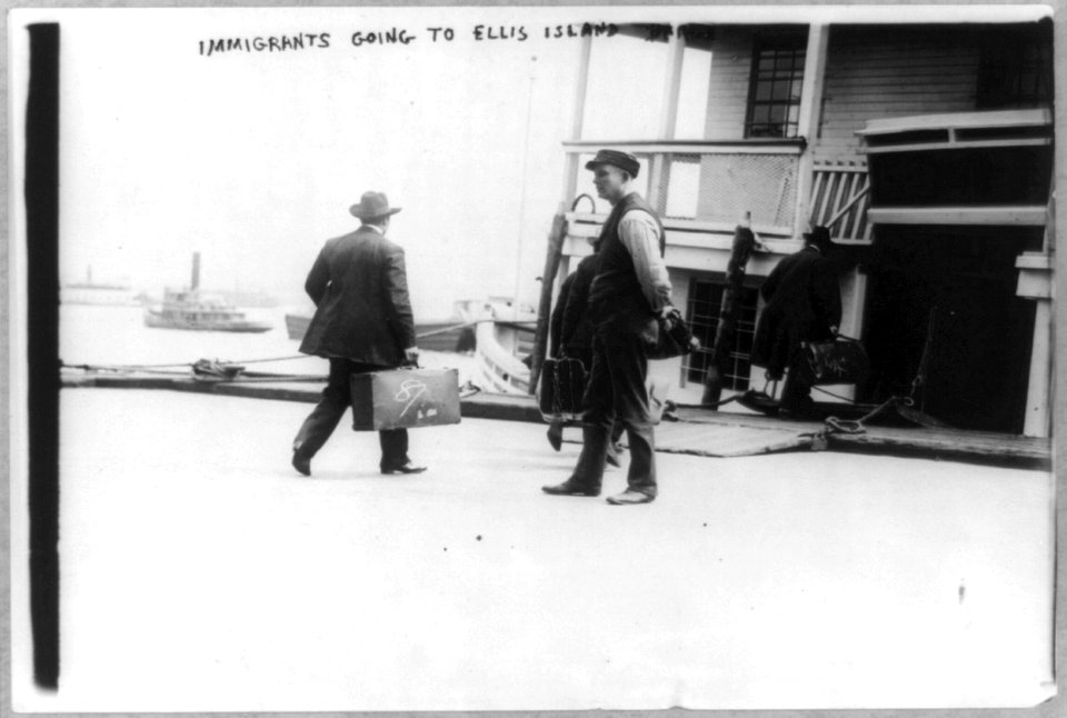 Immigrants going to Ellis Island barge LCCN2001704449