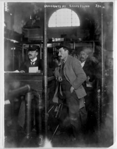 Immigrants at Ellis Island LCCN97501640