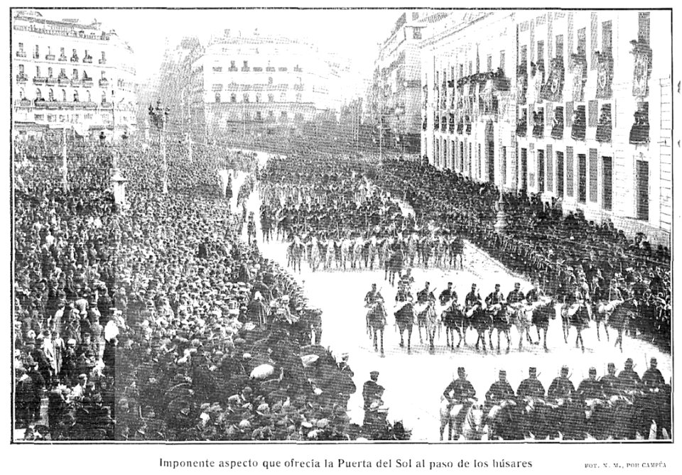 Imponente aspecto que ofrecía la Puerta del Sol al paso de los húsares, de Campúa, Nuevo Mundo, 03-03-1910