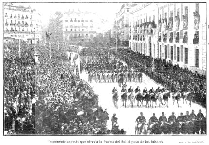 Imponente aspecto que ofrecía la Puerta del Sol al paso de los húsares, de Campúa, Nuevo Mundo, 03-03-1910