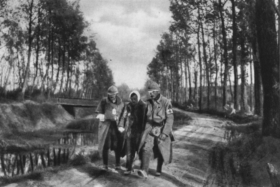 Im Abschnitt von Cléry verwundete Infanteristen auf dem Weg zum nächsten Feldlazarett