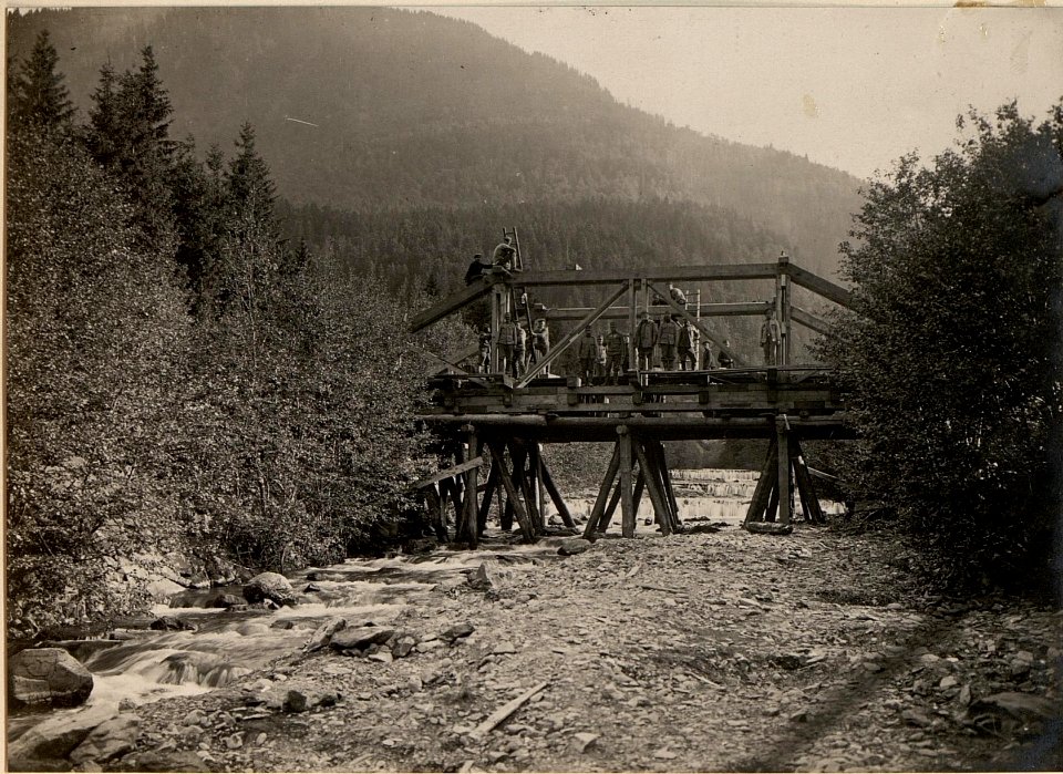 Im Bau befindliche Brücke über den Stranigbach. Blick gegen S.Aufgenommen am 7.6.1916. (BildID 15475167)