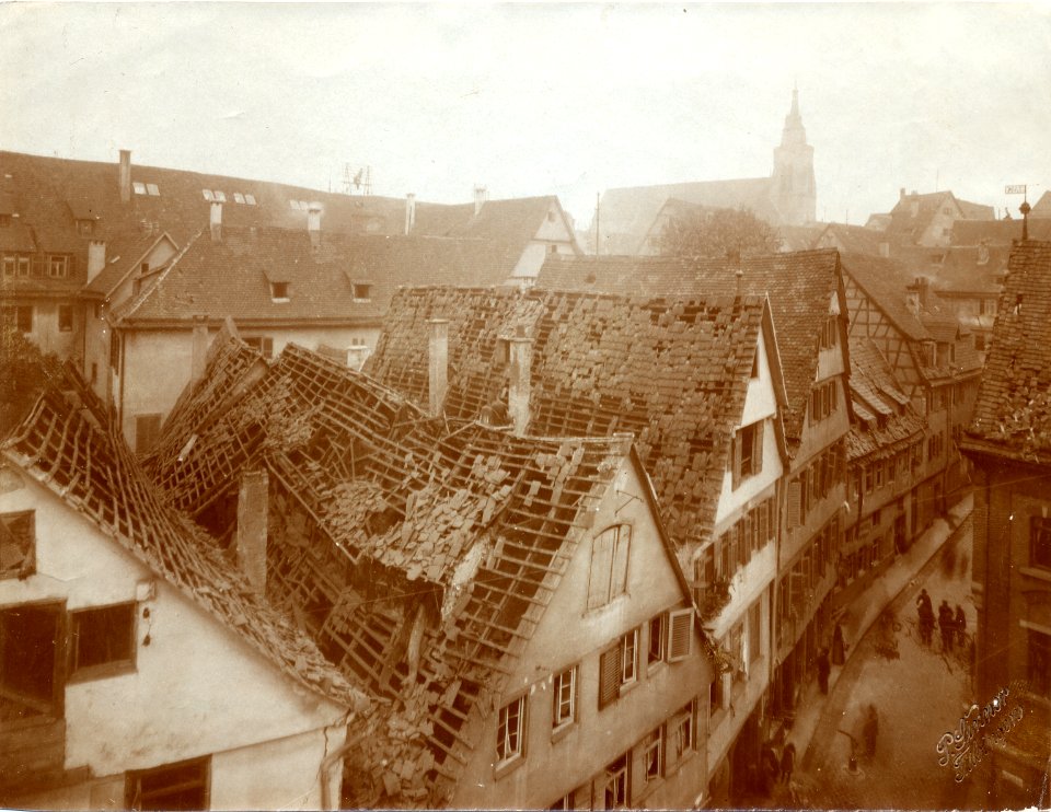 Im Ersten Weltkrieg zerstörte Häuser in der Hirschgasse nach dem Luftangriff vom 12. Oktober 1916, Foto Paul Sinner