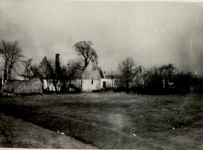 In Brand geschossenen Häuser von Kotovice nördlich der Strasse. (BildID 15537577)