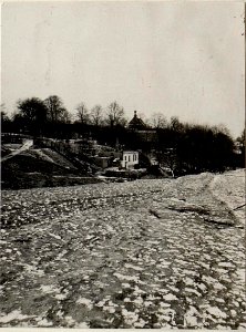In Brand geschossenes Haus am Friedhof Pilica.Im Hintergrund die Kapelle. (BildID 15538249)