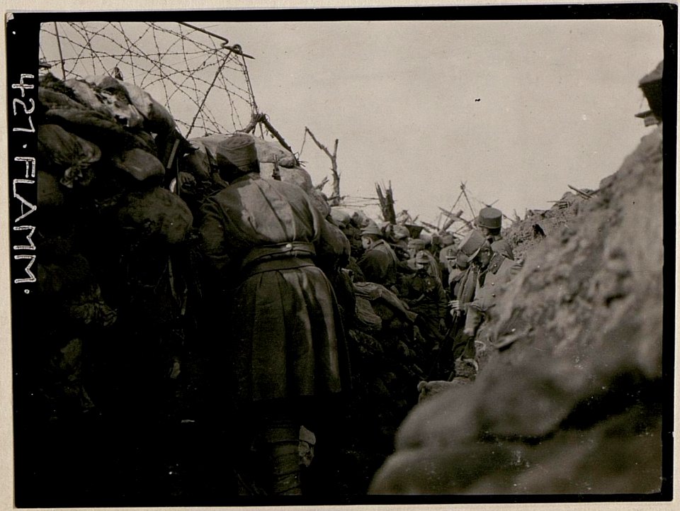 Im vordersten Schützengraben bei den horchenden Beobachtungsständen (Podgora-Süd). GM.Nöhring. (BildID 15732544)