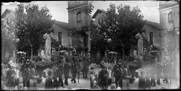 Imatge del Sant Crist en una processó presidida pel bisbe de Vic Josep Morgades i Gili (AFCEC BORDAS D 3694)