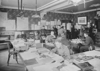 Im Büro eines Stabes - CH-BAR - 3239947