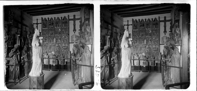 Imatge i retaule de pedra a l ' interior del museu de Vic