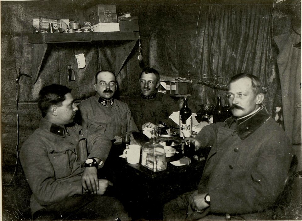 Im Unterstand des Bataillonskommandanten der vierten Feldjäger 4 südwestlich von Malin, aufgenommen am 3. Jänner 1916 (BildID 15541421)