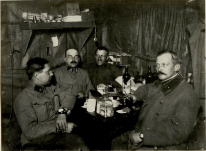 Im Unterstand des Bataillonskommandanten der vierten Feldjäger 4 südwestlich von Malin, aufgenommen am 3. Jänner 1916 (BildID 15541421)