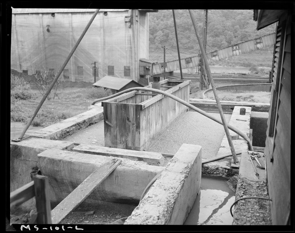 Imhoff tank for disposal of sewage. Buckeye Coal Company, Nemacolin Mine, Nemacolin, Greene County, Pennsylvania. - NARA - 540271