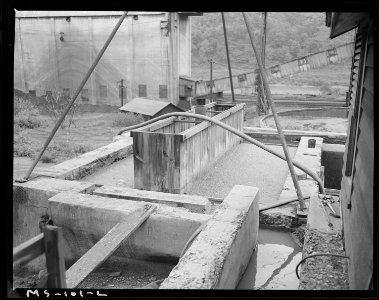 Imhoff tank for disposal of sewage. Buckeye Coal Company, Nemacolin Mine, Nemacolin, Greene County, Pennsylvania. - NARA - 540271