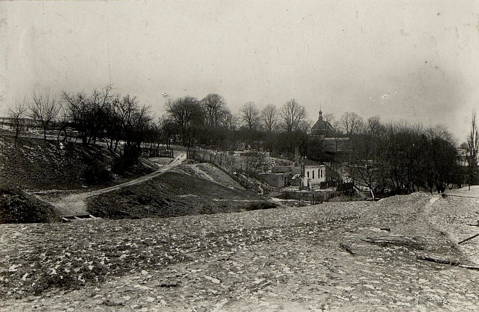In Brand geschossenes Haus beim Friedhof Pilica. Im Hintergr. die Kapelle. (BildID 15538074)