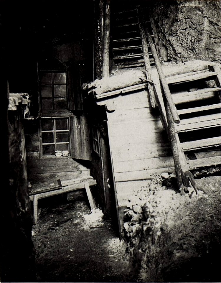 In den Felsen eingebauter eigener Artillerie - Unterstand auf Sasso di Stria. (BildID 15578486)
