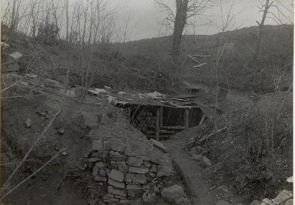 In Kavernen untergebrachte Verschläge und Munition. Podgorahöhe. (Ende April 1918.) (BildID 15664502)