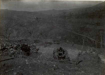 In der Stellung gesprengte Geschütze. Podgorahöhe. Anfang April 1918. (BildID 15664537)