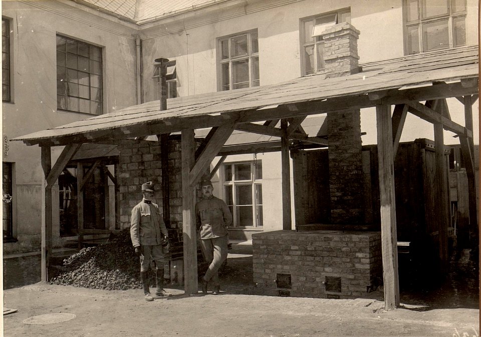 Improvisierter stabiler Dampfdesinfektor und Heissluftofen, aufgenommen am 2. Mai 1916 (BildID 15474102)