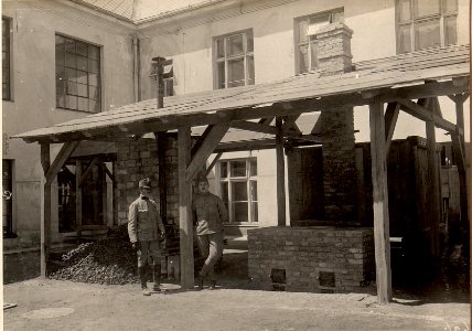 Improvisierter stabiler Dampfdesinfektor und Heissluftofen, aufgenommen am 2. Mai 1916 (BildID 15474102)