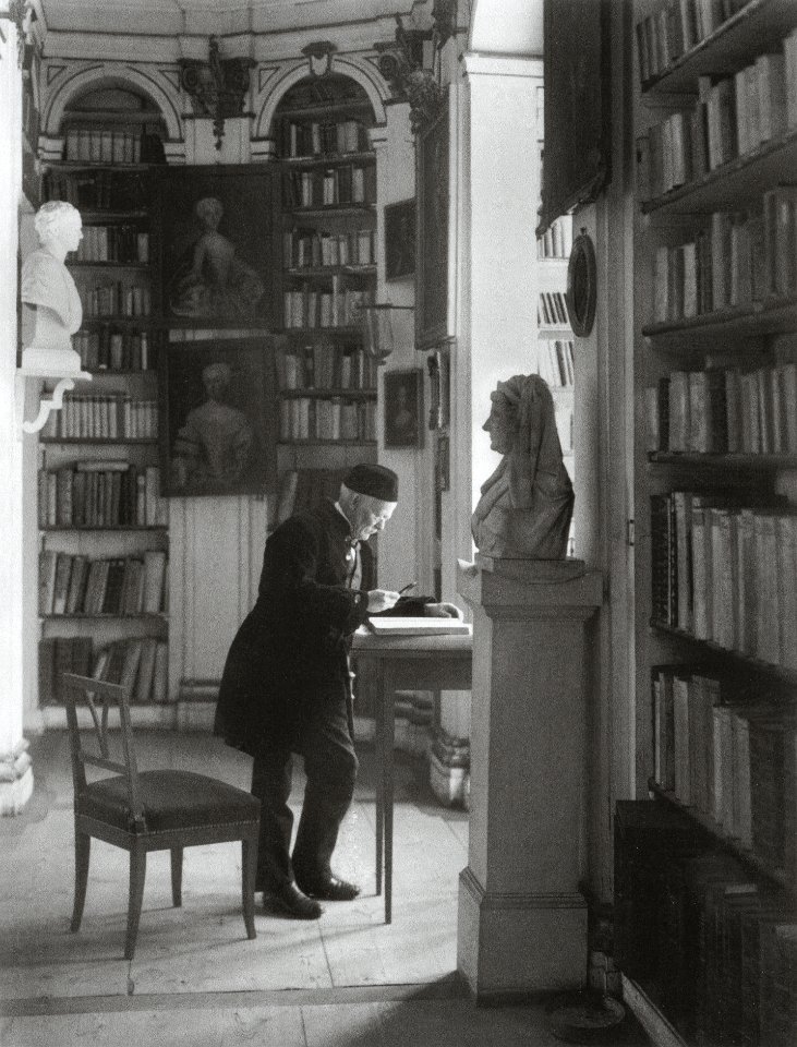In der großherzoglichen Bibliothek, um 1904–1905