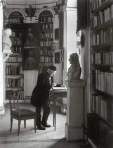 In der großherzoglichen Bibliothek, um 1904–1905