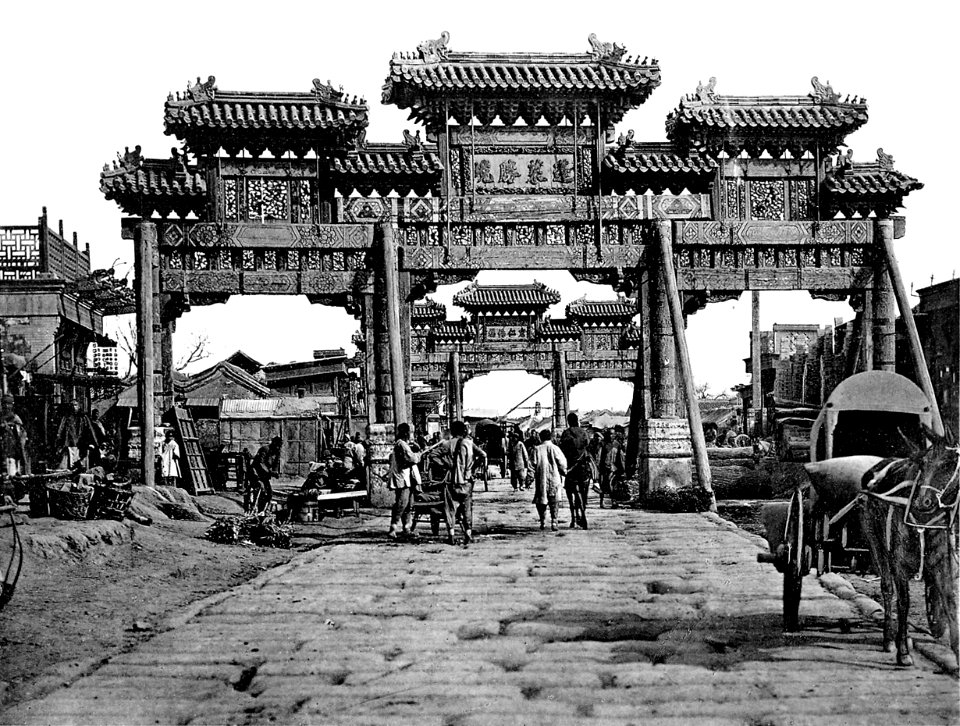 In der Umgebung Pekings. Ⅰ. Pailous auf der Strasse nach Tungchow vor dem Chihuamên, Ostthor in der Tartarenmauer