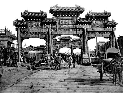 In der Umgebung Pekings. Ⅰ. Pailous auf der Strasse nach Tungchow vor dem Chihuamên, Ostthor in der Tartarenmauer