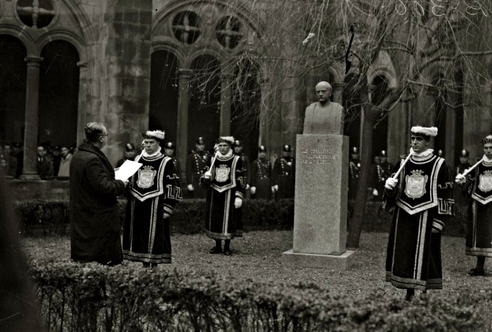 Inauguración del busto de Pío Baroja en el claustro del Museo San Telmo (1 de 3) - Fondo Car-Kutxa Fototeka