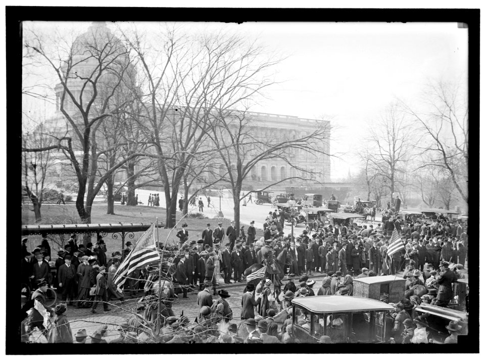 INAUGURAL CEREMONY. CROWDS COLLECTING LCCN2016867151
