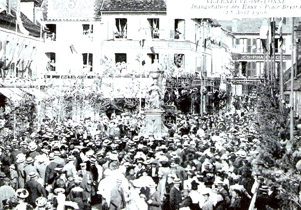 Inauguration de la Fontaine Briard à Villeneuve-sur-Yonne (France) en 1906