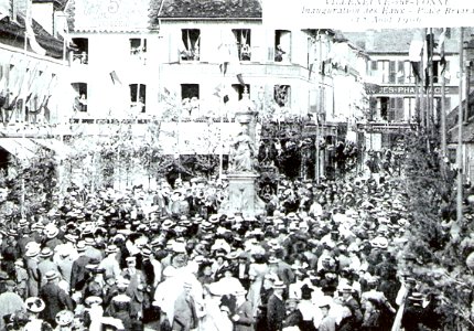 Inauguration de la Fontaine Briard à Villeneuve-sur-Yonne (France) en 1906