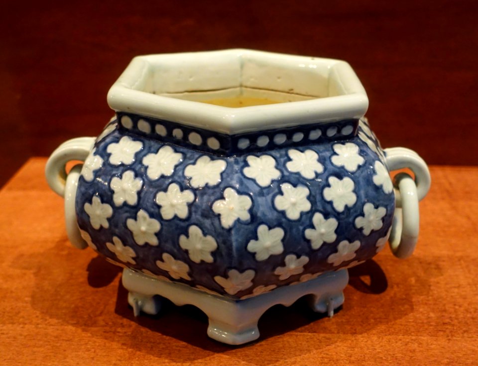 Incense burner, Korea, Joseon, 19th century, porcelain with cobalt decoration - National Museum of Natural History, United States - DSC00494