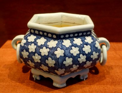 Incense burner, Korea, Joseon, 19th century, porcelain with cobalt decoration - National Museum of Natural History, United States - DSC00494