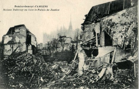 INCONNU - Bombardement d'AMIENS - Maison Deberny en face du Palais de Justice