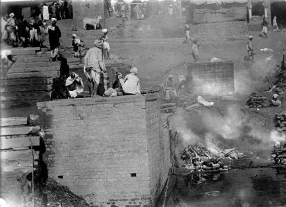 India, Hindoo (i.e., Hindu) burning ghat LCCN2016820986 (cropped)
