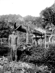 Indian bredvid sin odling i en gammal kanot. Choco, Cocalito. Colombia - SMVK - 003991