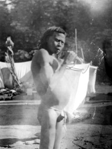 Indian framför expeditionens tält. Norra Rio Curumbiara, biflod till Guaporé, Brasilien - SMVK - 005625