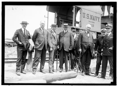 INDIAN HEAD, MD. NAVY PROVING GROUND. GROUP. ADM. EARLE, RIGHT; LT. COMDR. L. B. BYE NEXT LCCN2016870317