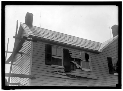 INDIAN HEAD, MD. NAVY PROVING GROUND. RESIDENCE OF GEORGE SWANN, DAMAGED BY 16' SHELL THAT HIT ANOTHER IN SANDBANK, AND WAS DEFLECTED OVER COUNTRYAT 3-4 ANGLE LCCN2016864319